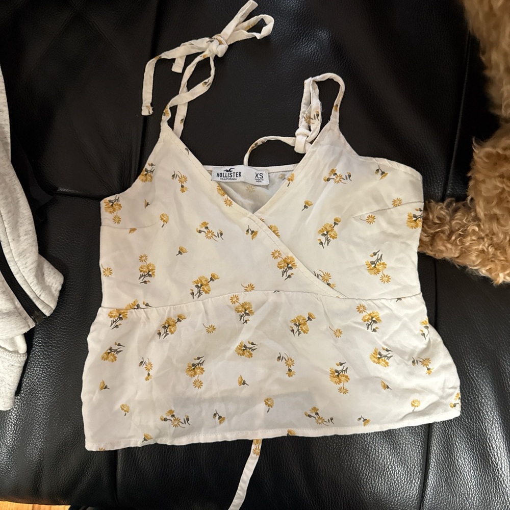 Hollister Women's Cream and Yellow Floral Camisole